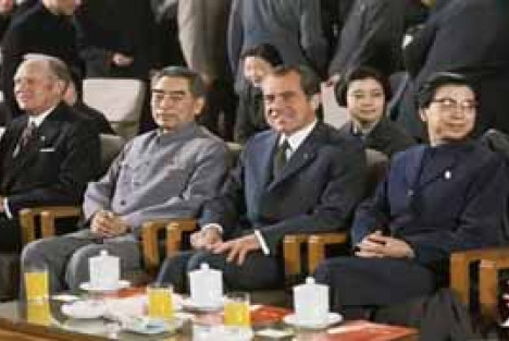 毛主席派专机接下野总统尼克松第二次访华：主席夫人陪同观看文艺演出