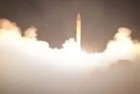 伊朗被美国几次突袭“打醒了”，明白了进攻是最好的防御，终于敢“试探打一枪”