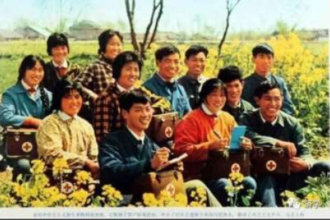 大批赤脚医生“无证上岗”为贫下中农治病：毛主席为何如此胆大？老人家的依据是啥？