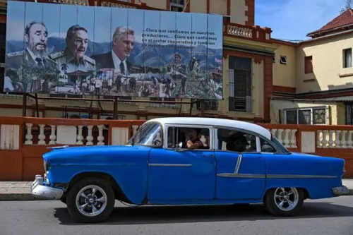 Un panneau d’affichage présentant les trois derniers chefs de gouvernement cubain, Fidel Castro, Raul Castro et l’actuel président, Miguel Diaz-Canel, à La Havane, le 19 juin 2026.