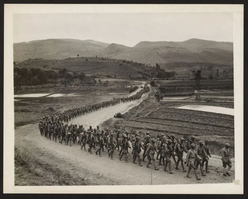 中国士兵沿滇缅公路向萨尔温江前线行军,1943年。此图为同时期中国军队行军场景,并非华北根据地现场。