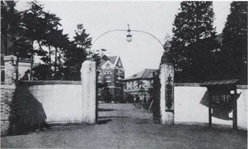 大正时代的早稻田大学旧校门。彭湃1918年进入早稻田大学专门部。