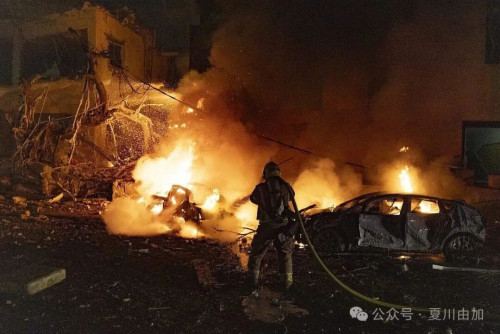Israeli rescue forces at the scene where an Iranian ballistic missile hit a residential area in central Tel Aviv, February 28, 2026. (Chaim Goldberg/Flash90)