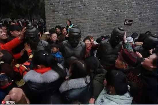 虽然，邓光华已经退休，但对宣传历史虚无主义，严重损害民族英雄荣誉的行为，海南人社厅应该出面解释一下：你们单位是如何教育党员的呢？你们又是如何落实意s形态工作的主体责任的呢？