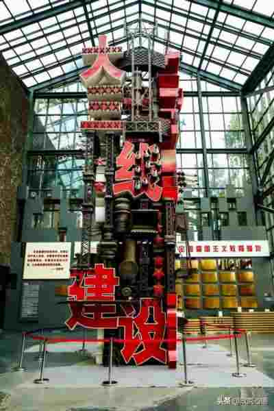  国家将劳动密集型产业从东部向中西部、从中心城市向腹地有序转移的决策，对促进地区间的平衡与全国一盘棋的发展，具有重要的现实和历史意义。同时，也再次证明了毛主席“大三线”建设战略决策的无比正确。