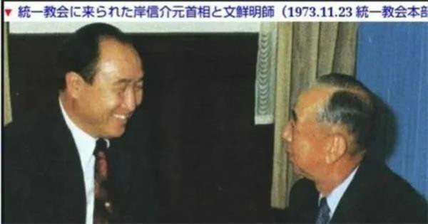 看看日本这个社会,自从被美国接管之后,从天皇到首相,都是美国的走狗,政客财阀们可以世代继承,邪教头子可以大肆敛财.......举国上下,受伤的只有普通人,只有上山彻也这样默默无闻的蝼蚁。他的一生,都被邪教、右翼政客、财阀毁了,但没有人在乎他的感受。日本人,需要反思,是什么,把一个品学兼优的做题家逼上了绝路?是什么?让一个逆来顺受的老实人举起了枪?