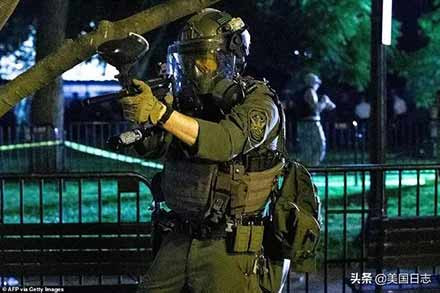 让我们重温上世纪六十年代毛泽东主席支持美国黑人抗暴斗争的声明，认清本质，坚定决心，鼓舞斗志，行动起来，给予美国人民反抗种族歧视的正义斗争以强大的声援！