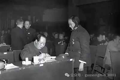 屏蔽了革命、解放、建设、治山治水、战天斗地……屏蔽了所有这一切对普通人生活的改变与影响——如李秀英经历的那样——就必然会变成一个“民国故事”。