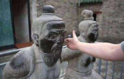 正而八经的阶级斗争还在继续。不讲、不允许讲是假的,是自欺欺人。越来越多的人民大众开始重新信仰毛主席的思想和品格,重新走他指引的道路,一波接一波的红色潮流汹涌而至……