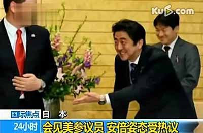 年日本美国贸易谈判的时候，美国代表傲慢到叠纸飞机丢到日本官员的脸上，日本人屁都不敢放，因为国土上还驻扎着美军呢，当年的经济繁荣，也得益于美国战后的大力扶持和产业转移，本来身子骨就不硬。今天，你让他们在谈判桌上丢个纸飞机试试?
