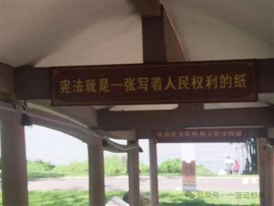就宪法的阶级性来说,宪法是资产阶级革命的产物。无产阶级随着资产阶级的产生而产生,无产阶级专政国家的建立,随之产生无产阶级专政国家的宪法。宪法最关键的问题在于维护资产阶级的利益还是维护无产阶级的利益。