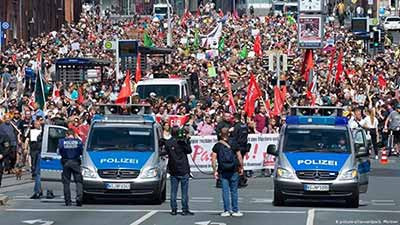 德国卡塞尔:新纳粹100人示威,遭遇10000人反示威