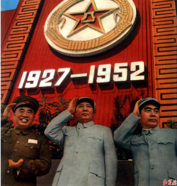 革命到底：毛主席73岁畅游长江，朱老总88岁登战舰乘风破浪，周总理晚年指挥大家唱