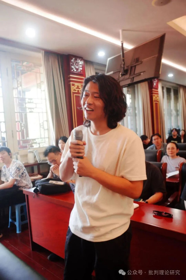 哈特教授的演讲横跨马克思、维尔诺、斯宾诺莎、德勒兹等思想谱系,既有宏大的历史视野,又有锐利的现实关怀;三位评议人的理论交锋与在场师生的开放性提问,共同构成了这场高质量学术对话的完整图景。在当前全球AI热潮持续升温、各国纷纷出台相关政策的大背景下,哈特教授从马克思主义政治经济学出发对数字自动化所作的批判性分析,无疑为中国学界提供了一个重要的理论参照。