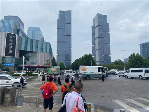 毫无疑问,在电力和互联网恢复之前,郑州这座城市秩序的缓慢修复,靠的正是一个个普通人,是货拉拉司机、马路边清扫污泥的清洁工,忠于职守的交警,还有酒店楼下免费为路人开网络热点的女服务员,是互联网技术发达之前我们就拥有的同理心、责任感,甚至出于自利的目的。