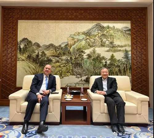 古巴大使馆官方微博报道驻华大使卡洛斯·米格尔·佩雷拉·埃尔南德斯与李慎明交流