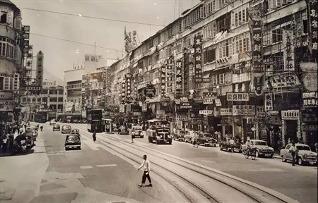 报告称，香港将在面积达300平方公里的都会区新建住房92万套，满足容纳250万人的住房需求，另外还要新建33万套公租房，给低收入人群解决住房问题。