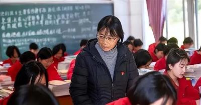 在当前的国际环境下,应加强爱国主义教育,加强民族主义教育,搞清楚为什么而学习的问题。