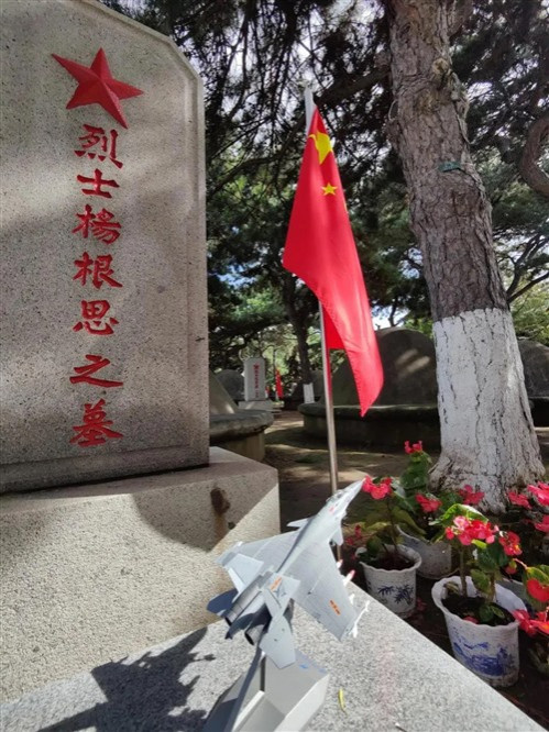 寥寥几只碰壁的苍蝇,必将受到人们旗帜鲜明地驳斥抵制,遭受人们的唾弃;其编织的荒诞的无稽之谈,也必将被扫进历史的垃圾堆。