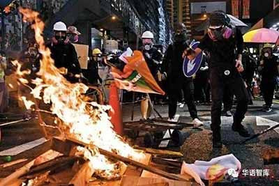 。那些在香港抗议活动中举着英国和美国国旗的人,清楚地揭示了他们以及他们背后的人是谁。这些举旗人不是中国的未来,他们只是死而不僵的殖民主义幽灵。