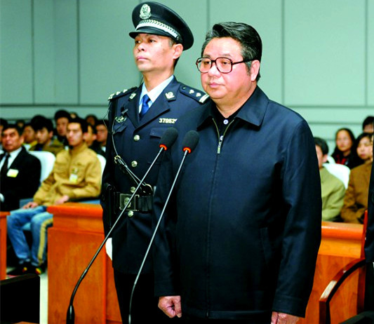 像“有水快流”这样事关全局的重大改革,如何没有调研报告的论证,也没有进行改革试点,仅仅就凭领导在某次会议上的一句讲话,就将整个矿山资源一下推入全民开矿的狂潮?并说什么要打破国家垄断,可事关国家命脉和子孙万代的矿产资源,国家不垄断谁垄断,不由国家规划谁能长远规划?而中国矿业腐败同房地产业的腐败,已是中国行业腐败最炫目的“姊妹花”!