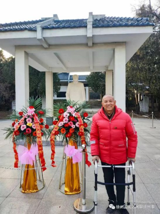 徐州市民纪念毛主席128周年诞辰