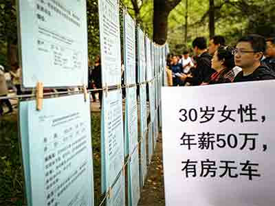 今天的“不婚潮”,也许正是为了倒逼社会去关注人的价值,去改善劳动环境,去降低生存成本,去构建一个更友好的育儿社会。
