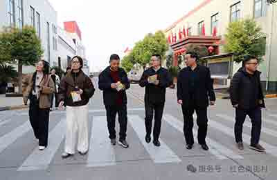 中央（含驻豫）全媒体记者采访团采访河南省南街村