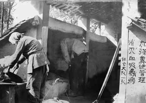 本文是以新中国防治“血吸虫病”为线索，展示出当代中国公共卫生事业中，许多值得汲取的优良传统与制度优势。作者根据海外汉学研究的最新专著，来呈现新中国历史上防治“血吸虫病”的种种措施与需要攻克的技术难点，揭示传统精英主义的现代化卫生运动在遭遇地方性问题时的困难，以及中国的政策调整与应对。