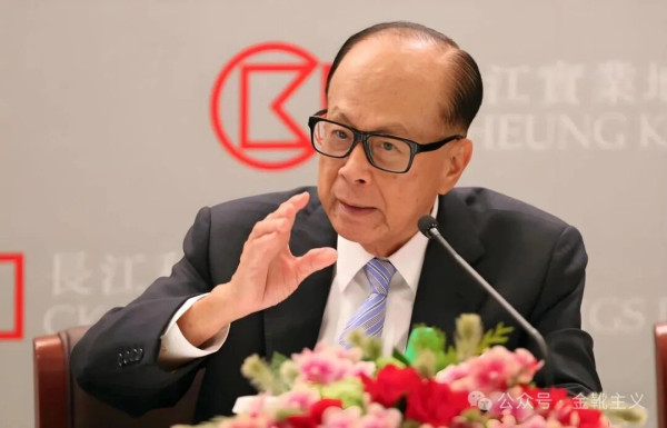 透过对李嘉诚为典型的嗜血地产商的极端讽刺——露骨台词轰炸、剧情真实还原、连“700块钱手表”的梗以及香港民众抗议公摊制度都全数奉上——这部电影堪称全方位无死角的控诉了一番「完美犯罪」。