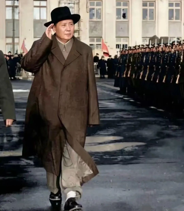 那些曾经跟着“拨乱反正”的人们，是不是应该在灵魂深处扪心自问：我们是否欠毛主席一句道歉?我们是否愧对他?我们是否也该竭尽全力，再为他做一次真正的“拨乱反正”?!