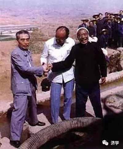 接待方惊呆了:陈永贵副总理出访竟挽起裤腿下田“干活”