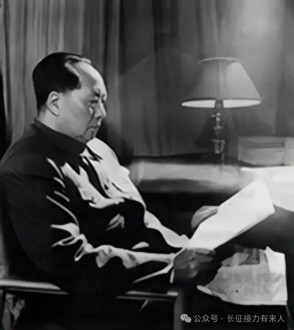 朱旦华,毛泽民烈士的遗孀,1946年从新疆监狱被营救回延安的老党员,江西省妇联原主任,“反修防修”中因“新疆叛徒集团案”被隔离审查长达八年,工资冻结、人格受辱。按常理说,她有足够多的“个人理由”对“反修防修”充满怨恨,对毛泽东充满怀疑。但令人深思的是,1991年苏联解体后,她没有被个人苦难所吞噬,而是主动重新思考毛主席发动“反修防修”的初衷,并得出了一个与主流“彻底否定论”截然不同的结论:毛主席的
