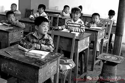 社会主义的教育不应当局限于学校围墙之内，应以劳动人民知识化和知识分子劳动化为目标，将教育扩展到全社会。应以劳动人民为根基，将人类文明几千年积累起来的知识平等地、无偿地传递给每一个需要知识的劳动者，彻底摧毁剥削阶级垄断知识、愚弄民众、制造不平等的根基。
