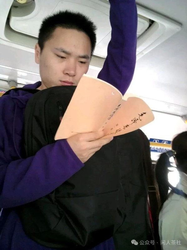 书店里,《毛选》摆3在了最显眼的位置;网络上,毛主席的语录被一次次转发;年轻人中间,“读毛选”成了一种时尚;老同志们的书房里,那几卷泛黄的著作又被重新翻了出来。