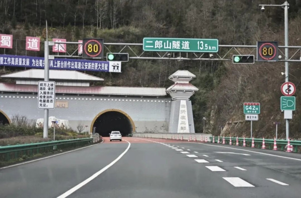 各地案例证明：所有交通乱象，根源都是“重处罚、轻工程、轻技术、轻服务”。现代化的汽车社会，不需要“一刀切的低速管控”，不需要“遍地开花的抓拍摄像头”，不需要“一地一规的执法双标”。