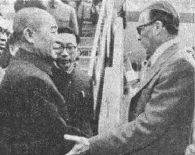 接待方惊呆了:陈永贵副总理出访竟挽起裤腿下田“干活”