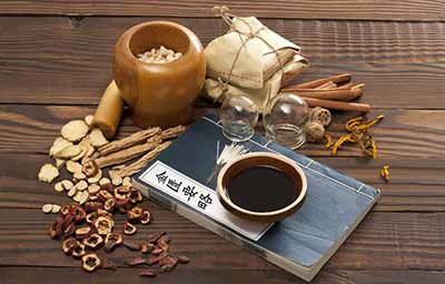 中医的根基,深深扎根在中国传统哲学最深厚的土壤之中。人体气机周流,对应天地阴阳运转;脏腑生克制化,对应万物生息轮回;辨证随证施治,对应中庸中正之道。