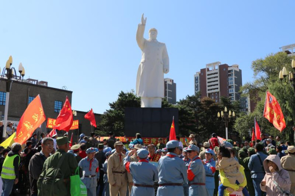 长春市各界人民群众隆重纪念毛主席逝世42周年