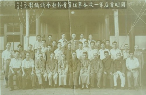 五四运动的发端与高潮，以北京高校为中心，以学生运动为形式，向全国范围铺开，立意在“启蒙”。20世纪20年代中期，新文化运动中心南移上海，出版社取代高校进一步推动启蒙思潮的发展（即思想在“生意”的帮助下推广）后，“五四”新文化才真正垄断了话语领导权。