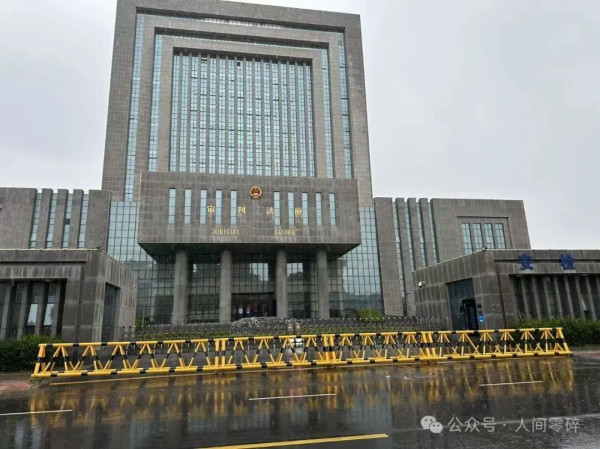 法治的进步，从来不是靠某一个英雄，而是靠无数普通人的敢于维权、勇于监督。愿每一个普通百姓，都能在法律面前，拥有挺直腰杆的底气。