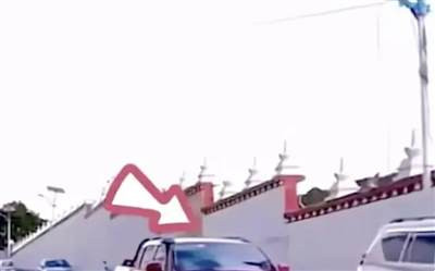 如果能变现的领域都被变现了,等到资本企业完成“圈地”、向全民挥动镰刀的时候,“应接不暇”的网民们还能抨击得过来吗?