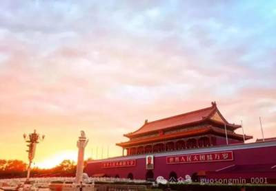 要正确认识民族与国族的内涵及关系，在多民族国家中应以国族整合凝聚共识，中国以中华民族为统一国族、56 个民族为多元文化单元的 “多元一体” 格局是理想形态，新中国通过人民币 “大团结” 等符号构建起以汉族引领现代国族形象、各民族共同凝聚为统一中华民族的实践，应警惕汉服运动不当发展冲击民族与国族和谐、破坏 “大团结” 格局。