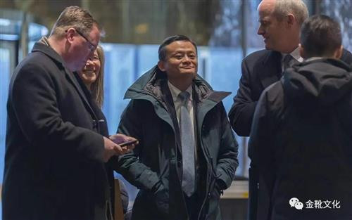 “伴随着帝国主义和中国民族工业的矛盾而来的,是中国民族工业得不到帝国主义的让步的事实,这就发展了中国资产阶级和中国工人阶级之间的矛盾,中国资本家从拚命压榨工人找出路,中国工人则给以抵抗。”