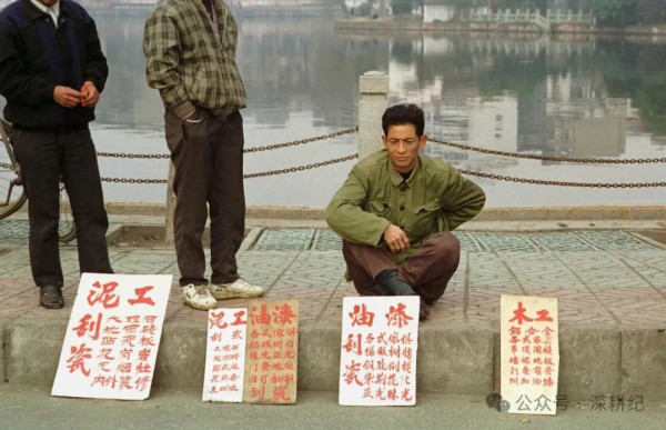 除了张明杰的犯罪事实外,一系列的问题无人解答:原种场的改制,为什么她能一手遮天?谁剥夺了职工的发言权、表决权?为什么她犯下的罪,却要让556户工人家庭承担后果?为什么搞垮工厂的领导发财了,工人却要下岗?为什么政策性改制中的劳动纠纷法院不受理?