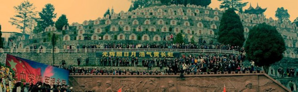 然而当下麻木的,偏偏不是只会打游戏的年轻人,而是各路权贵,甚至当年的参战人员。如果我说这次慷慨悲壮充满正能量的祭奠活动,很多老兵是在各种管理部门围追堵截的缝隙溜出来进行的话,除了深感荒谬与无奈,更大大伤害了老兵们的感情。