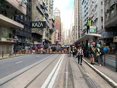 两张香港今日非法集会的现场照片,告诉你境外受众看到的会是什