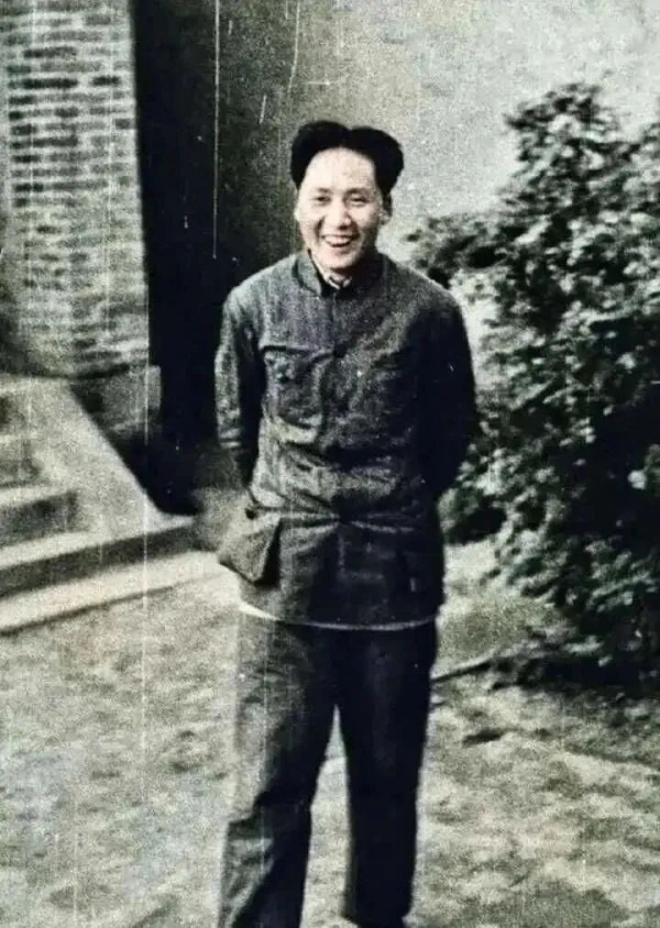 毛主席真是青年人的好朋友！真是青年人答疑释惑的好导师！更给当今青年人树立了活学活用的典范楷模！
