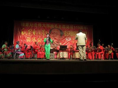 2012年12月26日被人们称呼为“中国红歌总司令戴诚”唱出“毛泽东之歌”,让人热血沸腾、让人情不自禁泪水不断模糊眼睛。