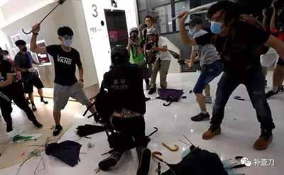我们更要沉住气，相信港府有这个能力稳定局势，只是需要一定时间，一个时机，需要等待香港社会作为一个整体的理性觉醒，为此需要支付一定成本。事态并未像暴力画面呈现的那样严重，我们坚信，这几个乱港分子，这几个乌合之众是永远翻不了天的。他们的嚣张实际上是泡沫化的，一戳就破。